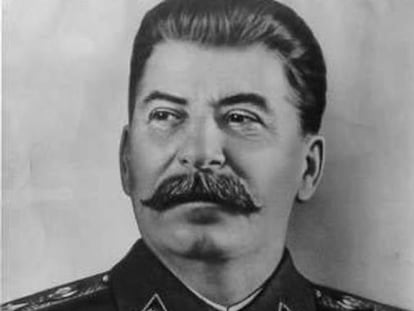 Josef Stalin é o dirigente comunista que teve durante três décadas o controle absoluto da URSS, uma nação que na época de sua morte detinha 9,6% do PIB mundial. Em um período em que o mundo estava dividido em dois, Stalin era o líder de um dos blocos.