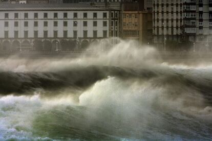 Fuertes olas en la costa de A Coruña.