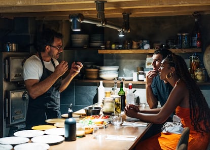 El restaurante Pluviôse de San Juan de Luz tiene una cocina en la planta baja y cuatro asientos en el mostrador del chef, Luke Dolphin. En la fotografía, el chef charla con dos de sus comensales.