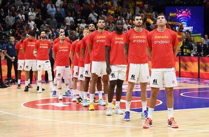 Los jugadores españoles escuchan el himno nacional antes del partido.