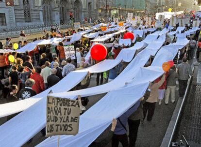 Un momento de la marcha contra la pobreza por el centro de la capital