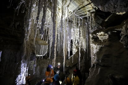 Según el Centro de Investigación de Cuevas de la Universidad Hebrea de Jerusalén, una expedición internacional presidida por el club de Exploradores de Cuevas de Israel y el club búlgaro Speleo de Sofía, así como otros 80 espeleólogos de nueve países, han trazado un mapa de los 10 kilómetros de la cueva de sal Malham, descubierta en los años ochenta. En la imagen, varios expertos estudian el 27 de marzo la caverna, situada en el monte Sodoma, en el mar Muerto.