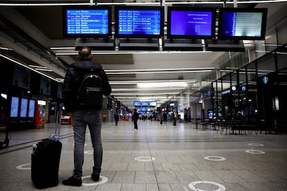 Un hombre mira el tablero de información en la estación de tren de Montparnasse durante una huelga de trabajadores ferroviarios franceses en París como parte del día nacional de huelga, este martes. 