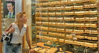 Turista comprant or en Damasco.