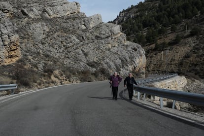 Dos mujeres pasean por la carretera en los Montes Universales.