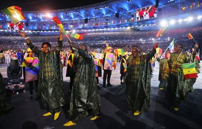 Los atletas de Senegal caminan en el Estadio de Maracaná durante la ceremonia de apertura de los Juegos Olímpicos de Río 2016.