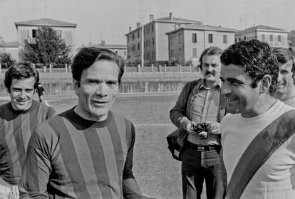 El cineasta y escritor Pier Paolo Pasolini (segundo por la izquierda) antes de jugar un partido de f&uacute;tbol.