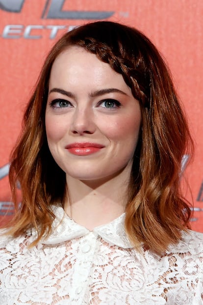 Hacer una trenza es una forma de dar una vuelta de tuerca a un flequillo lateral, como este de Emma Stone.