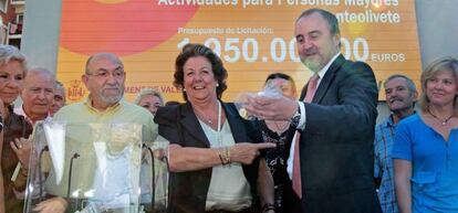 La alcaldesa de Valencia, Rita Barber&aacute;, bromea con el consejero de Bienestar Social, Jorge Cabr&eacute;, este mi&eacute;rcoles en un acto.