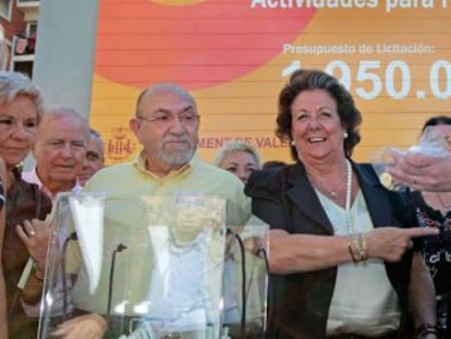 La alcaldesa de Valencia, Rita Barberá, bromea con el consejero de Bienestar Social, Jorge Cabré, este miércoles en un acto.