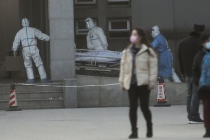 Personal médico traslada a un paciente en el hospital Jinyintan, en Wuhan, en enero de 2020.
