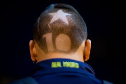 Un seguidor del Real Madrid, con el número 10 de la Copa de Europa en su cabeza.