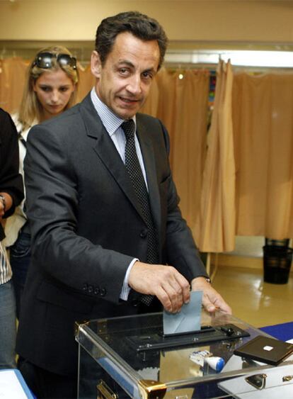 El candidato conservador, Nicolas Sarkozy, ha votado poco después de las 12.30. Para introducir la papeleta en la urna ha empleado la mano derecha. Sarkozy es el favorito en los últimos sondeos, con diez puntos de ventaja sobre su rival, Ségolène Royal.