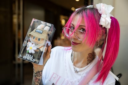 Bunny Pinku muestra el labubu que acaba de comprar.