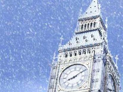 El Big Ben del Parlamento de Londres, caído bajo la nieve.