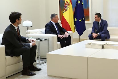 Jaime Siles, executive director de IFM, Kyle Mangini, global head of infraestructure de IFM, Pedro Sánchez, presidente del Gobierno.