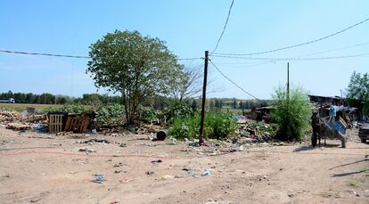 Muchos barrios de la ribera del río Reconquista nacieron del relleno de un antiguo vertedero y crecieron a medida que inmigrantes de zonas rurales y de países vecinos fueron construyendo sus viviendas sin más plan urbanístico que el que marcaba su presupuesto para construir una casa de mayor o menor tamaño. 