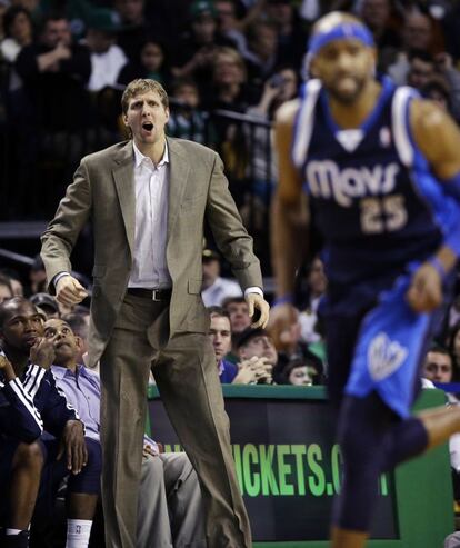 Nowitzki, de paisano, da ánimos a sus compañeros de Dallas Mavericks