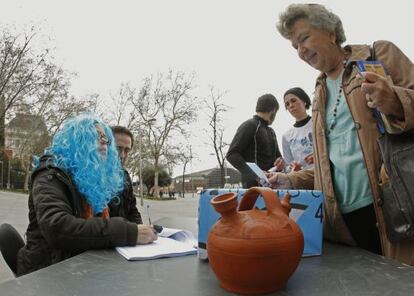 Madrile&ntilde;os come out to vote in the unofficial poll.