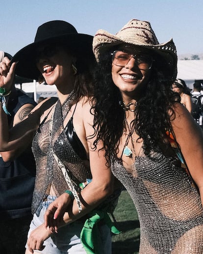 La actriz Vanessa Hudgens, una de las veteranas del festival, acaparó todas las miradas con un vestido de malla transparente sobre un bañador con aberturas, que combinó con un sombrero de estilo western.