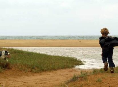 Calblanque, en el litoral murciano, cuenta con kilómetros de playas arenosas, acantilados y dunas fósiles de gran interés geológico.