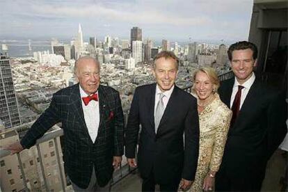 Tony Blair, flanqueado por el ex secretario de Estado George Shultz y su esposa, con el alcalde de San Francisco.