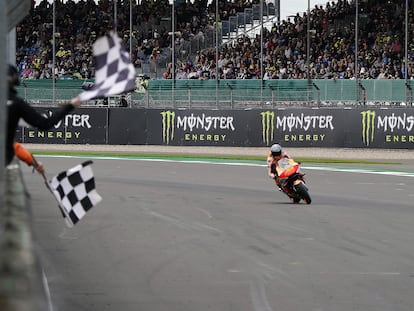 Pol Espargaró, en el circuito de Silverstone, tras lograr la pole position este sábado.