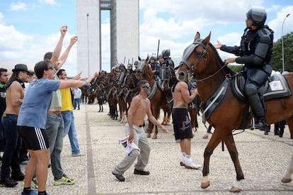Varios manifestantes se enfrentan a la policía frente al palacio de Planalto, en Brasilia.