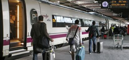 Pasajeros en el and&eacute;n 15 de la estaci&oacute;n de Atocha (Madrid).