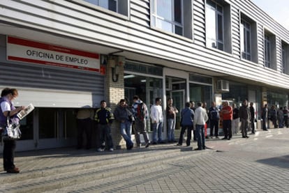 Cola a la entrada de la oficina de empleo del barrio de Santa Eugenia, en Villa de Vallecas.