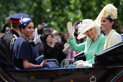 Los duques de Sussex compartieron carruaje con Camilla Parker Bowles, duquesa de Cornualles, y Kate Middleton. La duquesa de Cambridge ha apostado por el amarillo pastel en un vestido de escote cruzado de Alexander McQueen y por una espectacular pamela.