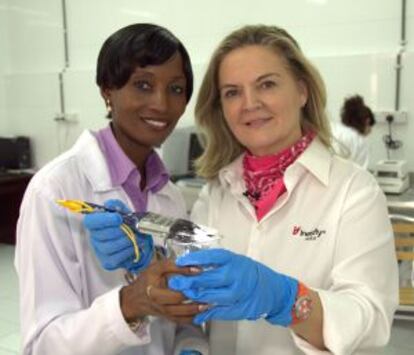 Pilar Mateo junto a Patience Mama Yeboah (en la fábrica de Inesfly África en Ghana)