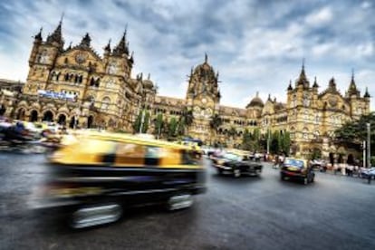 Vista del edificio de la estación ferroviaria de Chhatrapati Shivaji Terminus, declarado patrimonio mundial, en Bombay (India).