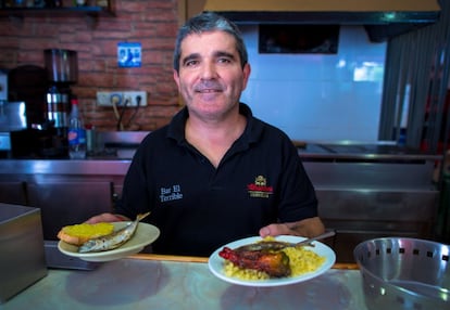 Víctor López, la segunda generación del bar El Terrible (Castell de Ferro), mostrando sus especialidades.