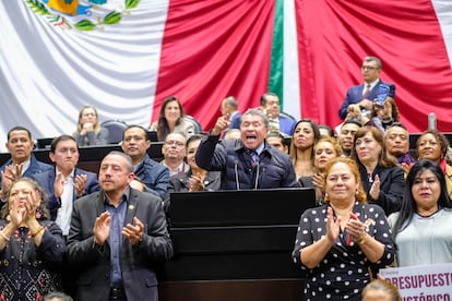 Diputados celebran de Morena celebran la aprobación de la Ley de Egresos 2025, en Ciudad de México.