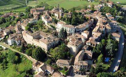Neive, el nombre de esta localidad de la provincia de Cuneo, integrada en el sello 'Il Borghi piú belli d’Italia', deriva del 'gens' Naevia, el apellido de una familia patricia. En sus orígenes, el 'Borgo Vecchio' (casco histórico) de Neive fue una antigua 'mansio' (estación de servicio) de la Vía Aemilia Scauri, la calzada romana que discurría por la costa oeste de Italia, entre Capua y el estrecho de Mesina.