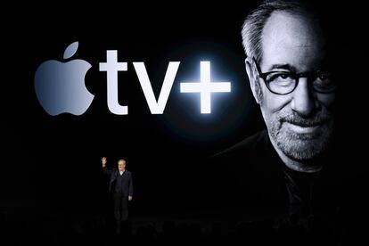 El cineasta Steven Spielberg participa en la presentación de la nueva plataforma de streaming de Apple durante el evento de lanzamiento de productos de la compañía en el Steve Jobs Theater.
