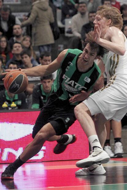 Llovet conduce el balón presionado por Singler.