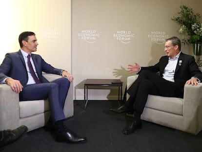 El presidente del Gobierno, Pedro Sánchez, reunido con el director ejecutivo de Intel Corporation, Pat Gelsinger en Davos,