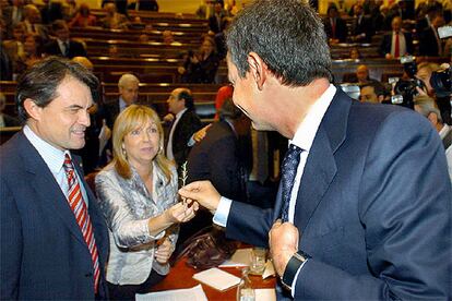 Una gitana que lee la buenaventura en el Parque del Retiro ha deseado "buena suerte" al presidente de la Generalitat, Pasqual Maragall, con la llegada del Estatuto a Madrid y le ha augurado que "todo saldrá bien", según ha confesado el propio presidente catalán. La gitana le ha regalado, como es costumbre, una ramita de romero que Maragall ha mostrado satisfecho. Después, Zapatero ha entregado también otra ramita a Manuela de Madre.