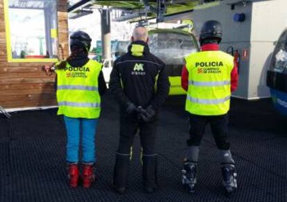 Miembros del cuerpo de policía sobre esquís en Formigal.