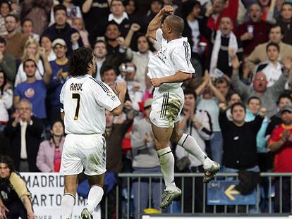 Raúl corre a felicitar a Roberto Carlos, que salta, alborozado, tras su gol.
