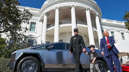 Trump y Musk, junto con uno de sus hijos, junto a un Tesla este martes en la Casa Blanca.