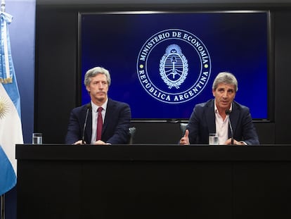 El presidente del Banco Central argentino, Santiago Bausili, y el ministro de Economía, Luis Caputo, este miércoles durante el anuncio del nuevo acuerdo con el FMI.