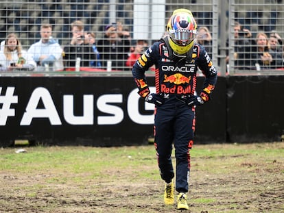 Checo Pérez, piloto de Red Bull, se lamenta tras el Gran Premio de Australia.