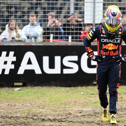 Checo Pérez se lamenta en el Gran Premio de Australia 2023.