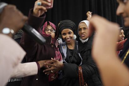 La candidata demócrata Ilhan Omar posa para una foto con varias votantes, el 6 de noviembre de 2018, en Minneapolis. Omar podría ser la primera americana-somalí en el Congreso.