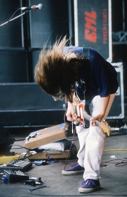 J Mascis, en pleno éxtasis guitarrero en un concierto de 1991.
