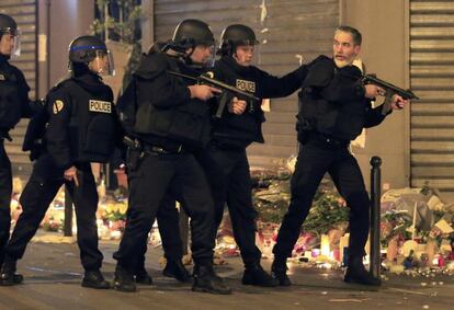 Un grup d'agents inspecciona les proximitats del restaurant Carillon, un dels punts atacats a la capital francesa divendres passat.