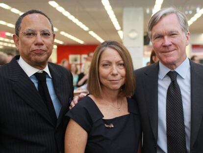 Jill Abramson, no centro, acompanhada de seu predecessor, o então diretor executivo Bill Keller (dir.) e Dean Buquet (esq.), que lhe substituirá no cargo.